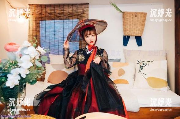 Son Ye Eun更新写真，恋物咖啡馆实在是太‘香’了，想进门都忍不住！